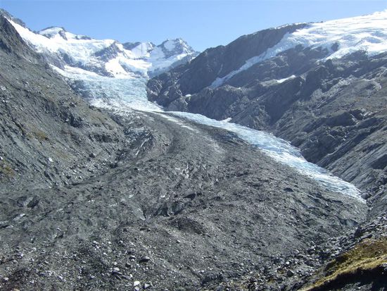Der Dartgletscher.
Unter dem Geroell ist auch schon Eis!!