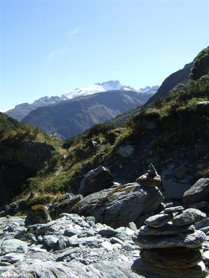 Der Wanderweg ist nicht viel mehr als ein schmaler Pfad, gekennzeichnet durch Steinhaufen oder orange Schildchen.
Fluesse und Baeche mussten wir haeufig durchqueren.
