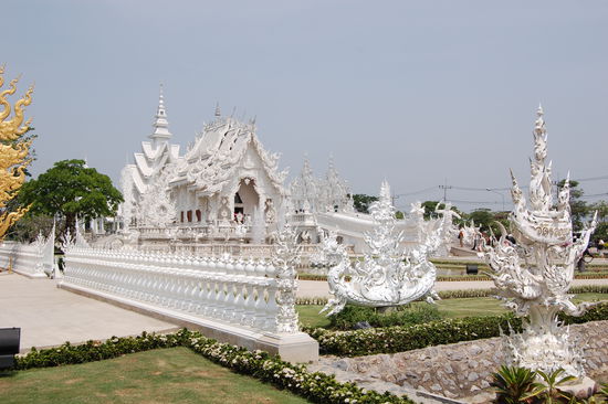 Die prachtvolle weisse Tempelanlagen Wat Rong Khun.