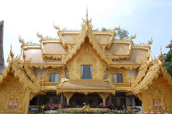 Vergoldetes Nebengebäude des Tempels.