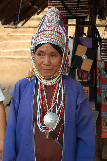 Akha-Frau mit traditionellem Kopfschmuck.