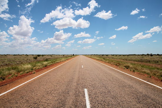 Endlose Weiten! Seit wir in WA sind, heißt die einzige asphaltierte Straße nicht mehr Victoria Highway, sondern Great Northern Highway. In der endlosen Weite des Great Northern Highway gibt es angeblich auch die größte Entfernung zwischen zwei Tankstellen an einem asphaltierten Highway in Australien - knapp 300 Kilometer (zwischen Halls Creek und Fitzroy Crossing).