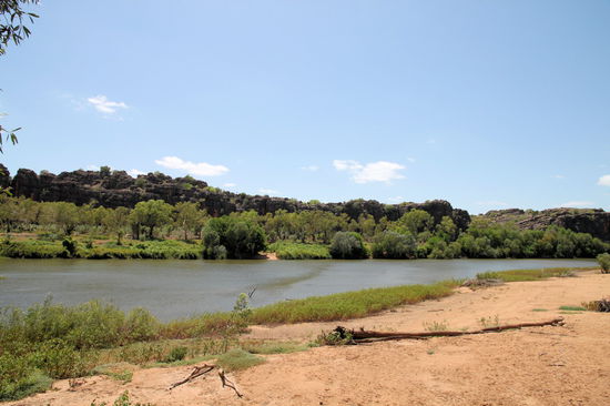 Am weitesten Punkt des Jarraambayah Walk mit Blick auf die Geikie Gorge auf der anderen Seite (glauben wir zumindest). Leider mussten wir den walk als return laufen, da an dieser Stelle nicht klar war, wie es weiter geht und ob und wo man am Fluss zurück läuft (sehr schlechte Beschilderung!). Danach kamen wir total durchgeschwitzt wieder am Parkplatz an. 
(Lizzy) Und das schon um 10 Uhr morgens! Es ist immer wieder unglaublich wie die Sonne hier brennen kann. Warnungen bezüglich Wanderungen in der Mittagshitze muss man hier wirklich sehr ernst nehmen. Informationstafeln der Nationalparks warnen immer wieder davor. Und es stimmt!