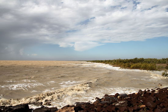 In Derby haben wir am Hafen eine Kaffeepause eingelegt. Wie man vielleicht am aufgewühlten Meer erahnen kann, es war sehr windig! Wir parkten auf einer roten Schotter-/Sandfläche, was wir im nachhinein bereuten. Weil es trotz des Windes sehr heiß war, machen wir die Fenster und die Schiebetür auf um beim Kaffeetrinken nicht zu ersticken. Binnen Minuten hatten wir im gesamten Innenraum eine rotbraune Staubschicht! 
Wir haben den Ort aber trotzdem sehr positiv in Erinnerung. Während wir uns mit den Kaffeepötten in der Hand haben sandstrahlen lassen, hielt ein Auto neben uns und eine ältere Dame fragte, ob wir Mangos mögen? Ich zeigte sofort auf Lizzy (sie liebt Mangos) und dann schenkte uns die Dame zwei perfekt gereifte Mangos aus ihrem eigenen Garten.  
(Lizzy) Lecker! Und ich musste keine Angst haben, dass mir die weggegessen wurden! ;o)