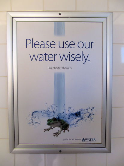 Ein sehr beliebtes Poster in Sanitärblöcken auf Campingplätzen. Das Poster finde ich super und Wasser sparen ist wichtig. Es ist nur komisch, wenn so ein Poster neben einem Urinal hängt, welches bei jedem Spülvorgang einen kompletten großen Spülkasten durchjagt (ohne Spartaste!) und auf dem Campingplatz noch die letzten drei Grashalme stundenlang bewässert werden, sodass sich kleine Seen bilden.