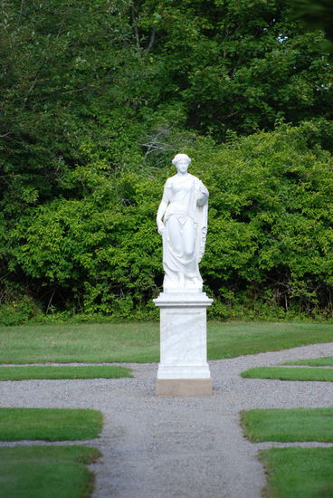 Florastatue im abgesperrten Teil des Parkes