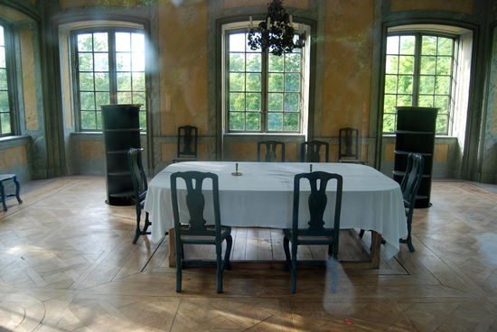 Speisezimmer, bei dem der Tisch und einige Regale im Untergeschoß,  direkt von der Küche aus zugänglich, gedeckt  und dann nach oben gefahren werden konnten