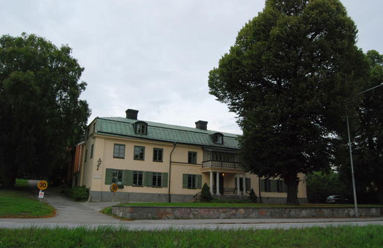 den ehemaligen Dienstgebäuden