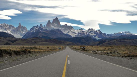 Road to El Chalten,....dahinter erhebt sich der imposante Fitz Roy