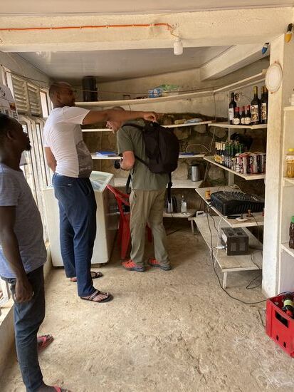 Bevor wir ins Bad gehen versorgen wir uns noch mit Getränken und die Männer schauen sich auch noch den Inhalt der Gefriertruhe an- Doch die Preise für den Fisch sind viel zu hoch. Deshalb lehnen wir ab, dass uns später ein Essen zubereitet wird,