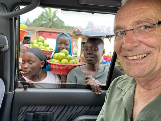Es geht weiter und unterwegs gibt es einen weiteren Stop zum Einkauf. Evrard kauft ganz viel Obst, morgen geht es für ihn zurück zu seiner Familie. Wir kaufen noch Mango und Orangen.