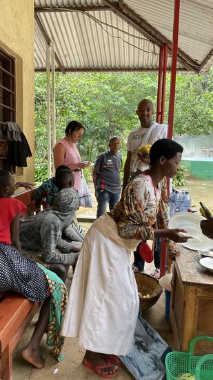 In der Zwischenzeit hat es begonnen , wie aus Eimern zu schütten und alle versammeln sich unter einem Dach