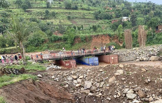 Die Brücke wird mit Containern abgestützt. Not macht erfinderisch.