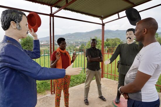 Im Internet ist an verschiedenen Stellen nachzulesen, dass das Ganze hier in …. Burundi stattfand. Andere Stellen sagen in Ujiju Tansania. Hätten wir dies vorher gewusst, hätten wir diese Frage an die junge Frau gestellt, die uns die Geschichte erzählt.