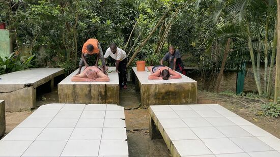 Wir entscheiden uns dann noch für eine Massage. Pro Person kostet dies ca. 2,30 Euro. Drei Masseure bearbeiteten uns und wir wurden komplett mit Limetten eingerieben.