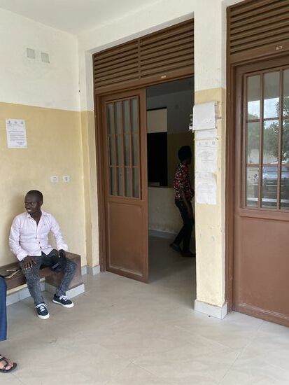 Dann gehts in Krankenhaus -ein PCR -Test ist mal wieder fällig  , heute sehen wir Edouard auch wieder. Er hat den Termin hier besorgt und abends wollen wir zusammen essen gehen