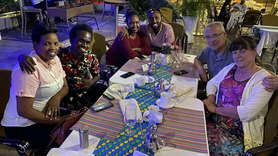 Edouard bringt seine Frau Alice mit-außerdem ist noch Evrads Bruder mit Frau dabei