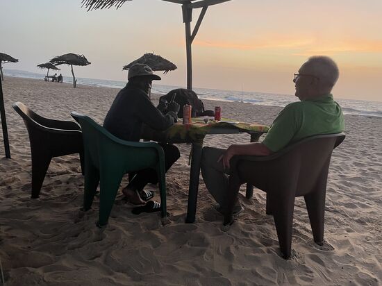 Am Abend gehen wir zum Strand. Dawda hat uns ein Restaurant empfohlen und uns dort auch angemeldet. Gil und Thomas lassen es sich schmecken und wir genießen den Sonnenuntergang. Ich bin noch immer satt!