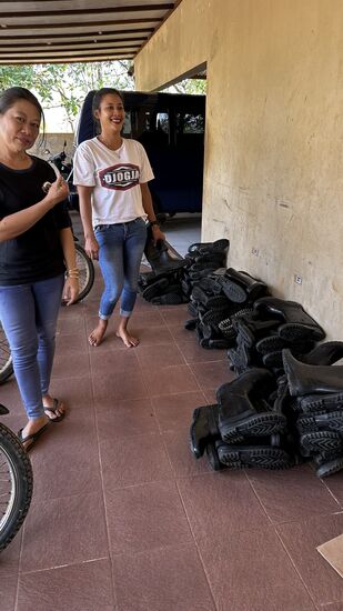 Zuerst bekommen wir Gummistiefel verpasst, denn da unten soll es sehr matschig sein. Dazu empfiehlt es sich, Socken dabei zu haben