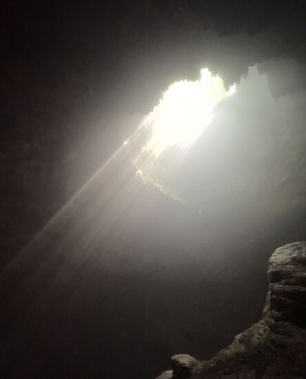 Nach wenigen Metern sind wir am Ziel und erleben das eigentliche Highlight der Höhle