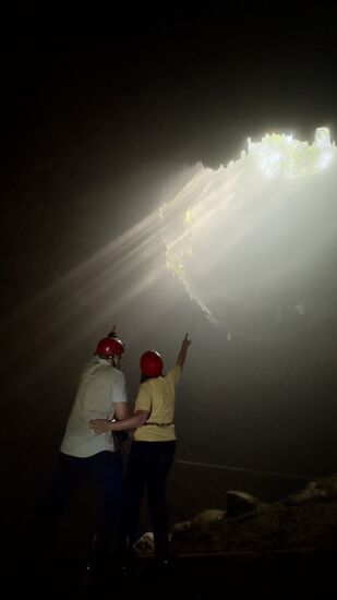 Die Sonnenstrahlen die durch die Öffnung einfallen