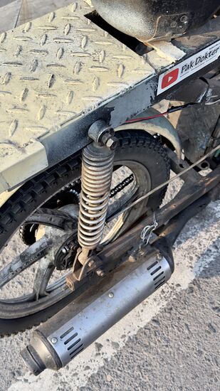 Der Auspuff ist abgefallen und wird fix wieder „fachmännisch“ angebracht…