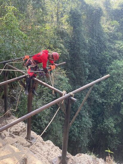 …und der ist nicht mal angegurtet….die Jungs von der Crew sind alles ganz zierliche Burschen…
