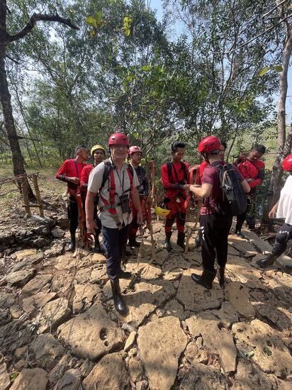 Rechts stehen die Leute, die schon mit Gurt versehen sind—