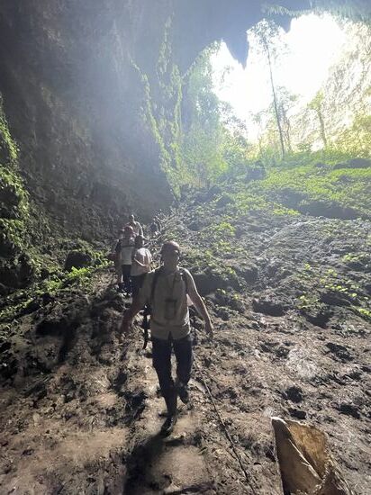 Jetzt steigen wir in die Höhle hinab—