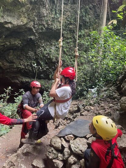 …dann setzen wir uns auf eine Matte, alles wird noch mal gecheckt und dann geht es die 60 Meter wieder hinauf!