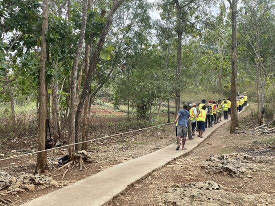 …es sind tatsächlich ca 35 Männer!! Sie ziehen jeden die ganzen 60 Meter wieder hinauf!
