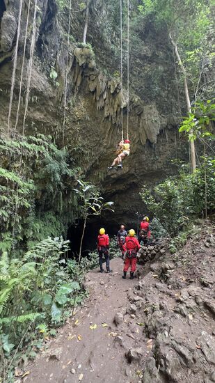 …sie werden in Empfang genommen…