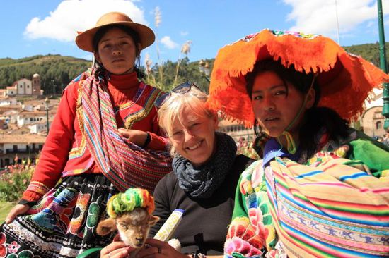 hier hat sogar das Lämmchen eine Trachtenmütze auf...