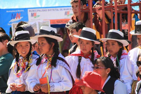 schöne Mädchen in noch schöneren Trachten