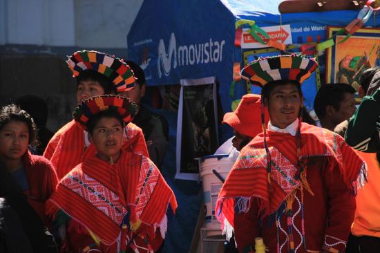 naja, die Jungs sehen auch mächtig heraus geputzt aus...ach ja heute ist Sonntag