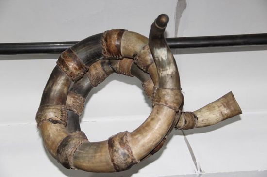 hab den Namen von diesem Instrument vergesssen....aber schaut schon sehr alt und traditionell aus