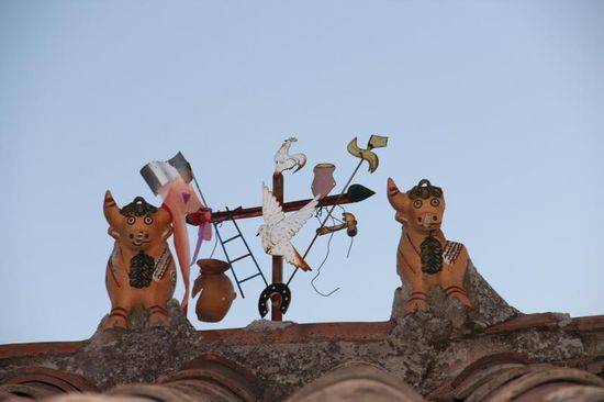 "Pachamama und Pachapapa" halten auf den Dächern stehts Wache, damit nichts passiert....