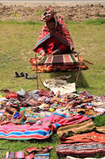 Weberin am Straßenrand...