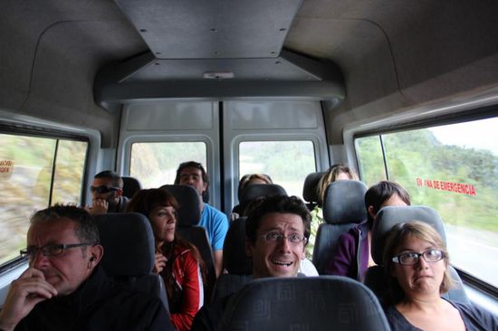 verzweifelte und ängstliche Gesichter auf der Busfahrt....