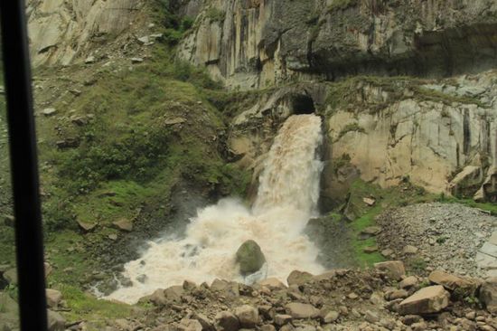 Bei diesem Wasserfall stellen sich uns die Fragen:
a) Wo kommt das Wasser her?
b) Wer hat das Loch da hinein gemacht?
Kann uns das jemand erklären?