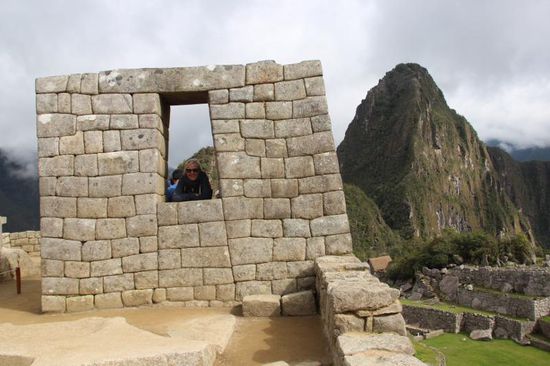 ...die Inkas haben keinen Lehm oder so etwas benutzt, sondern die Steine haargenau zugeschnitten, sodaß keine Messerklinge dazwischen passte, genial ...
