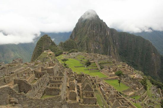 hier schaut ihr nicht auf die Häusle, sondern mal genauer auf die dahinter liegende Bergwelt....da liegt doch ein Kopf, oder???? Ihr müßt 
nur mal das Bild nach links drehen !